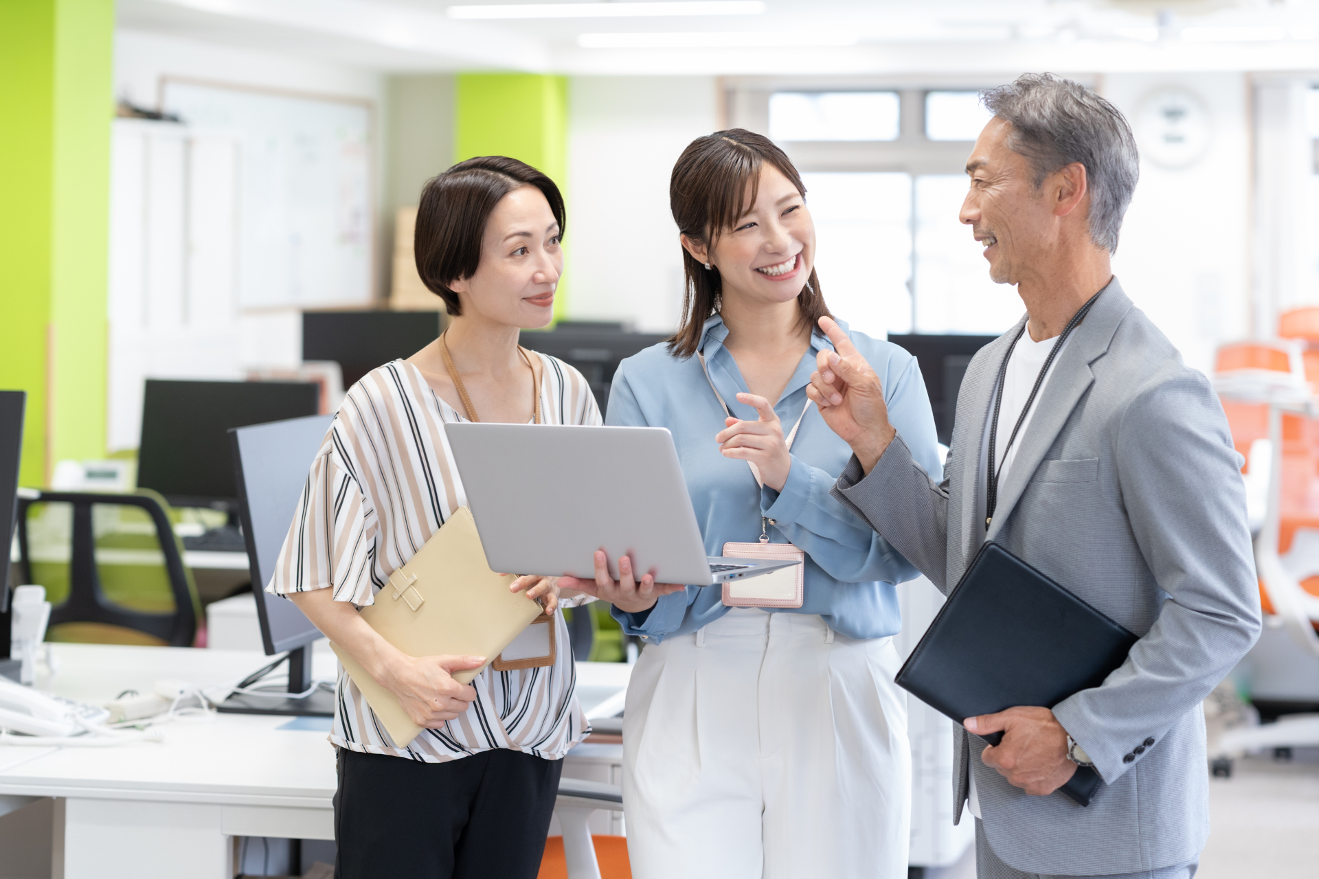 受講生と企業が打ち合わせをしている様子